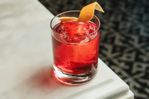Ein klassischer Negroni mit Orangenzeste, perfekt für dein nächstes negroni rezept.