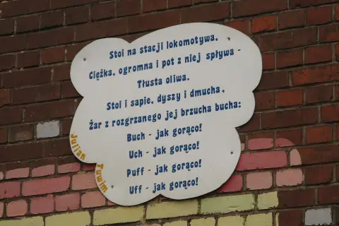 Julian Tuwim Lokomotywa tekst do druku. Wiersz o parowej lokomotywie, która stoi na stacji i sapie.