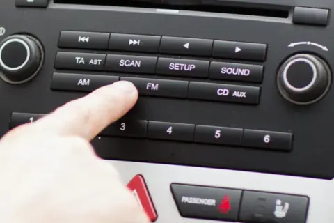 Jak podłączyć transmiter FM w samochodzie i uniknąć zakłóceń