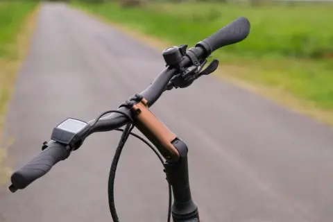 Jak ustawić kierownicę w rowerze, by poprawić komfort i bezpieczeństwo jazdy