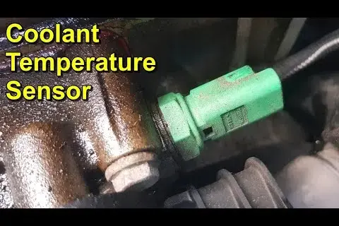 Gdzie dokładnie jest czujnik temperatury silnika w Peugeocie 307 2.0 HDI? Sprawdź teraz!