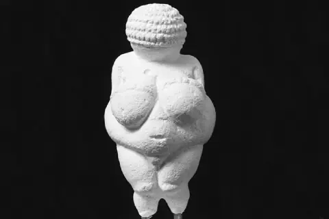 Rzeźba prehistoryczna: tajemnice i znaczenie w sztuce ludzkiej
