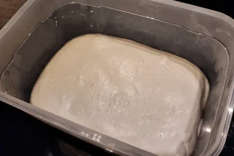 Hefeteig ruht in einer transparenten Kunststoffbox, bereit für die Stockgare.