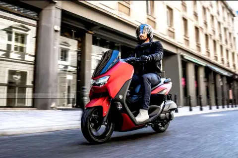 Co to jest motorower? Definicja, prawo jazdy i obowiązki kierowcy
