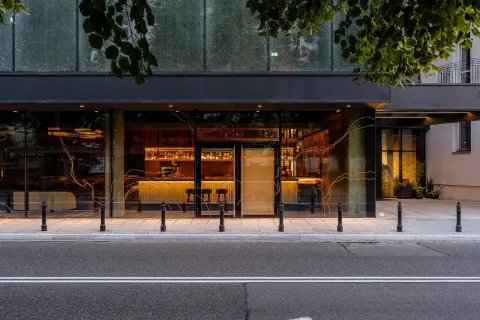 Elegancki bar i restauracja w hotelu Nobu Warszawa, widoczne przez duże okna.