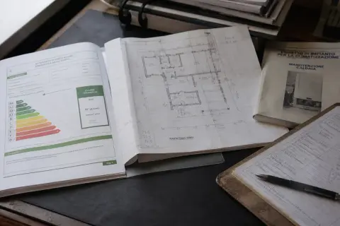 Attestato di Prestazione Energetica degli Edifici, con classi energetiche e schema. Il certificato APE, che indica la classe energetica, viene rilasciato da professionisti abilitati.