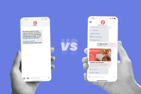 Porównanie wiadomości SMS i MMS w telefonie. Pierwsza to zwykły tekst, druga to interaktywna wiadomość z obrazkiem i opcjami.