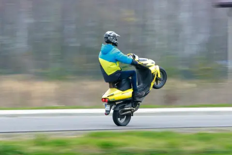 Czy skuterem można jeździć po autostradzie? Przepisy, zasady i konsekwencje