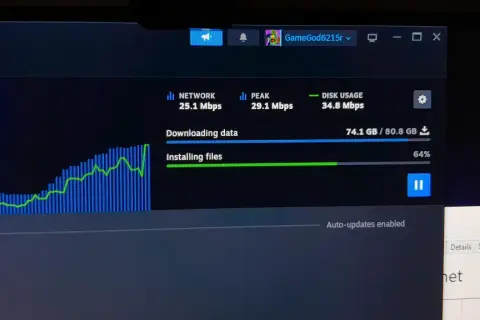 Monitorowanie pobierania na Steam. Sieć działa z prędkością 25.1 Mbps, szukaj sposobów, jak przyśpieszyć pobieranie na Steam.
