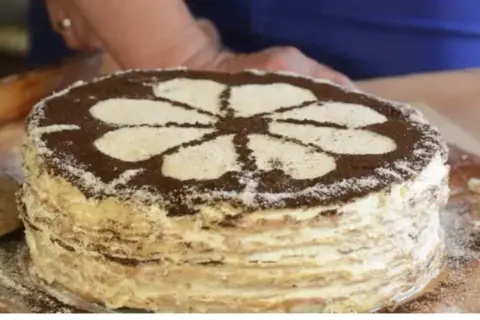 Pyszny przepis na ciasto biszkoptowe z makiem, które zachwyci każdego smakosza