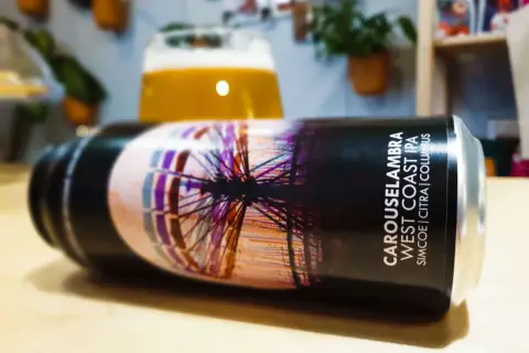 Puszka piwa IPA "Carouselambra West Coast IPA" z motywem karuzeli. IPA to styl piwa, co to znaczy?