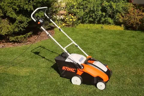 Wertykulator Stihl na trawniku. Do czego służy wertykulator? Do napowietrzania i usuwania mchu z trawnika, by lepiej rósł.