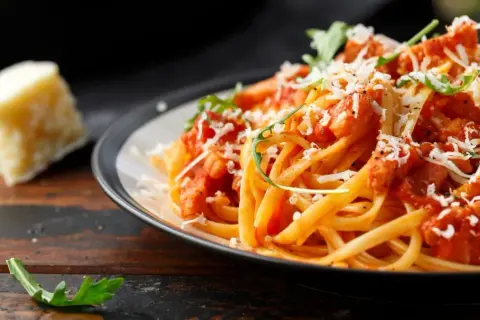 Spaghetti z tuńczykiem: Przepis, wariacje i sekrety smaku