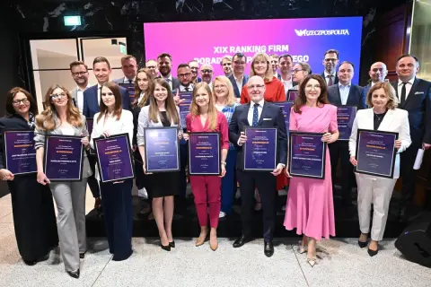 Grupa osób pozuje do zdjęcia z dyplomami "XIX Ranking Firm Doradztwa Podatkowego".