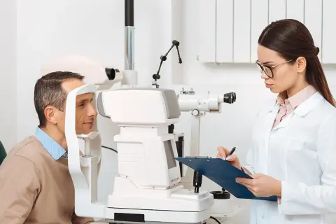 Kto dobiera soczewki? Okulista czy optometrysta? Dowiedz się!
