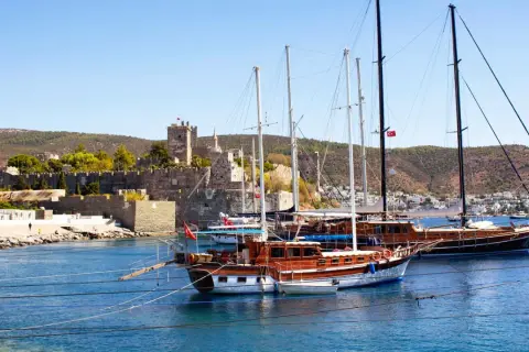 Ile dokładnie trwa lot z Warszawy do Bodrum? Sprawdź czas podróży i porady