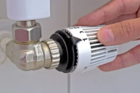 Regolazione delle valvole termostatiche su vecchi termosifoni per ottimizzare il comfort e il risparmio energetico.