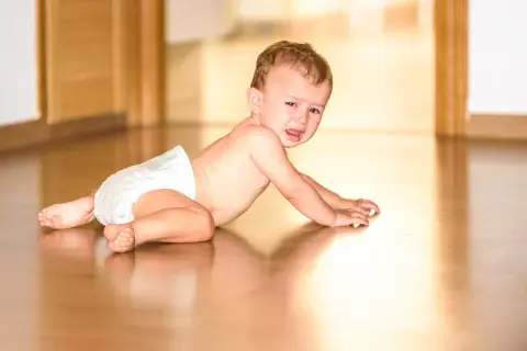 Płacz niemowlaka na podłodze, być może objawy ADHD u niemowlaka?