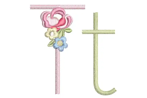 Ein bestickter Buchstabe T für die Grundschule, verziert mit einer zarten Rose und kleinen Blumen.