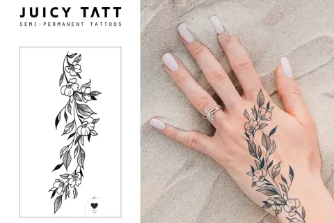 Ein zartes Tattoo mit einer Blumenranke ziert den Handrücken. Dieses kleine, filigrane Kunstwerk passt perfekt zum Sommer.