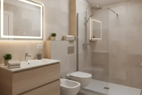 Bagno moderno con lavabo in legno, specchio luminoso e doccia a filo pavimento. Soluzioni bagni piccoli bellissimi per ogni spazio.