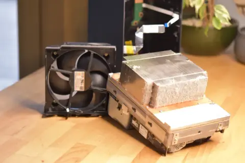 Wentylator i radiator z konsoli, przygotowane do czyszczenia, by zapobiec throttlingowi.