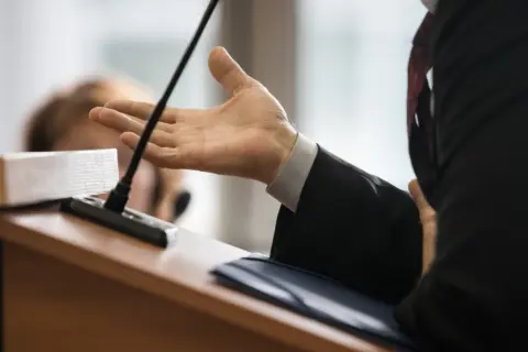 Przesłuchanie świadka na policji: Krok po kroku - Co musisz wiedzieć