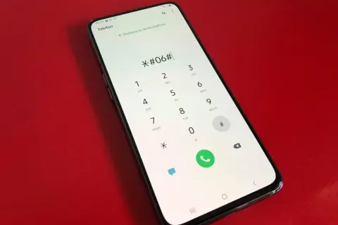Na ekranie telefonu wpisano kod *#06#, aby sprawdzić, imei co to jest.