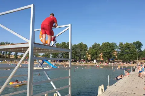 Jezioro Wąsosz: Czysta woda, plaża, atrakcje Twój przewodnik!