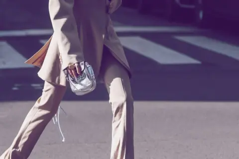 Elegant beige suit, perfect for a theater visit. Was zieht man ins Theater an? Diese stilvolle Garderobe ist eine Antwort.