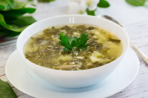 Zupa szczawiowa ze słoika przepis. Aromatyczna, zielona zupa z dodatkiem jajka, udekorowana natką pietruszki.