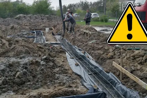Budowa trwa! Wylewanie betonu na zbrojenie, tworząc solidne ławy fundamentowe pod przyszły budynek.