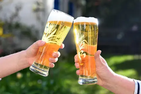 Zwei Gläser Bier stoßen an. Der Unterschied zwischen Bier und Pils ist hier nicht ersichtlich, aber die goldene Farbe und der Schaum sind ein Genuss.