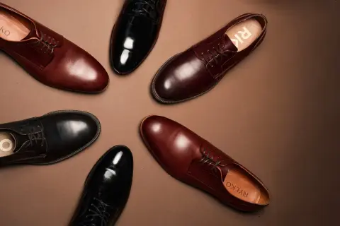 Eleganckie buty męskie Ryłko: czarne lakierki i brązowe półbuty. Idealne, by dobrać odpowiednie buty do czarnego garnituru.