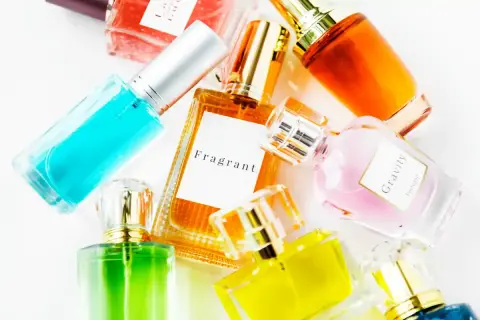 Kolekcja kolorowych perfum, w tym "Fragrant" i "Gravity". Czy w Douglasie są oryginalne perfumy? Tak, a te flakoniki wyglądają na autentyczne!