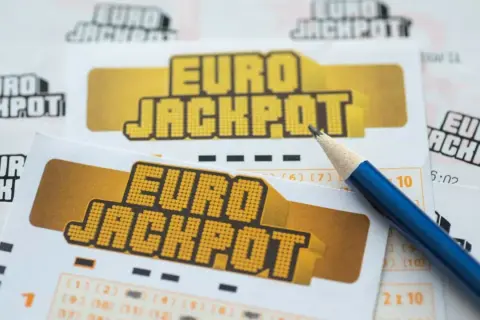 Kupony Eurojackpot i niebieski ołówek.