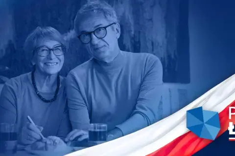 Uśmiechnięta para seniorów przy stole, obok symbol "Polski Ład" i biało-czerwona flaga.