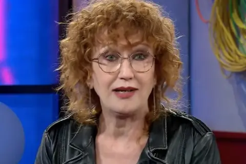 Fiorella Mannoia, icona della musica italiana, in un'intervista che ripercorre la sua biografia.