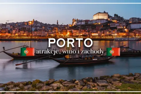 Porto: tradycyjne łodzie Rabelo z beczkami wina porto na rzece Douro, z widokiem na oświetlone miasto o zachodzie słońca.
