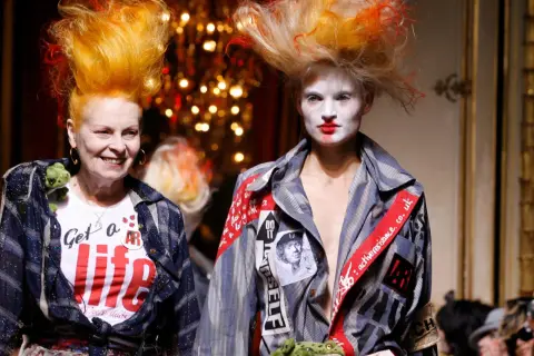 Zwei Models mit wilden Frisuren und auffälligem Make-up, die den Geist des Punk heute verkörpern.