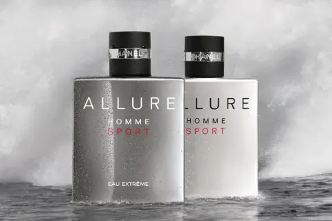 Dwie butelki Chanel Allure Homme Sport 100ml w wodzie, symbolizujące świeżość i energię.