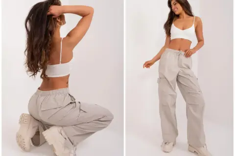 Modelka prezentuje stylizację z bojówkami i białym topem. Idealne buty do spodni 7/8 to masywne botki na platformie.