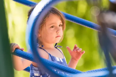 Mała dziewczynka z zainteresowaniem przygląda się otoczeniu, być może to oznaka jej wyjątkowego sposobu postrzegania świata, jak w przypadku asperger u dziewczynek.