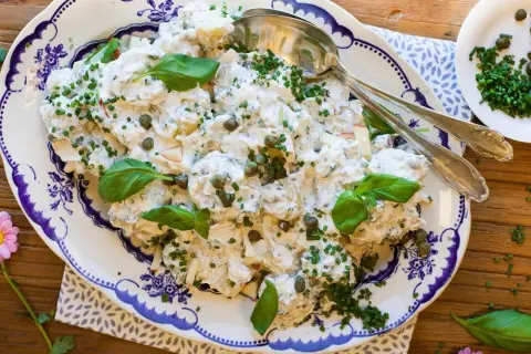 Krämig potatissallad med kapris och örter, perfekt för sommarens grillkvällar. Ett enkelt potatissallad recept att testa!