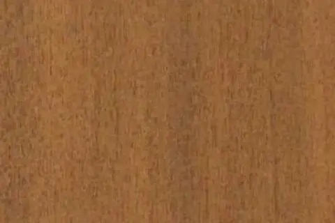 Textura de madera de mansonia, con vetas finas y un tono marrón rojizo cálido.