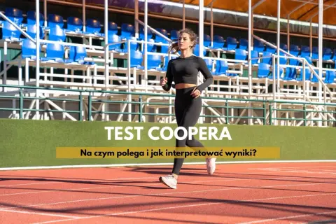 Kobieta biegnie na bieżni stadionu, przygotowując się do testu Coopera.