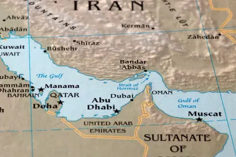 Mapa pokazuje Zatok Perski, Kuwejt, Katar, Zjednoczone Emiraty Arabskie i Oman. Widać też fragment Iranu, co pomaga zrozumieć, gdzie leży Iran.