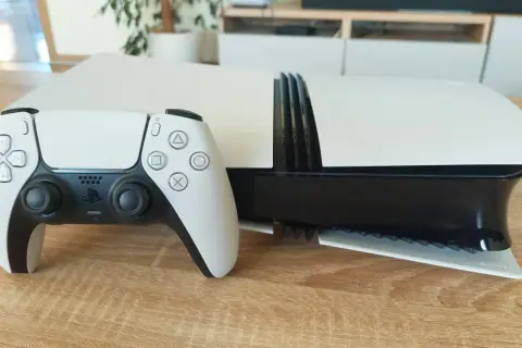 Biały kontroler DualSense obok konsoli PlayStation 5. Czekam na PS5 Pro specyfikacja, by poznać jej możliwości.