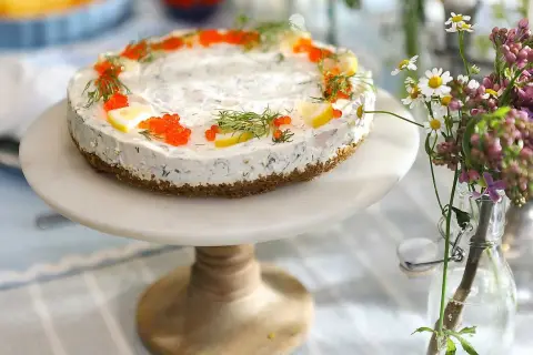 En vacker silltårta kavring med dill, citron och rom. Perfekt för midsommar.