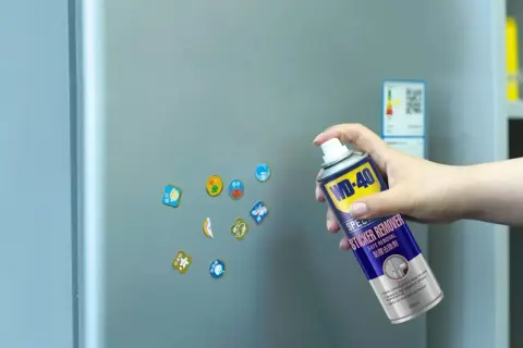 Jak usunąć naklejkę z szyby? Spray WD-40 Sticker Remover pomoże pozbyć się uporczywych naklejek z lodówki.
